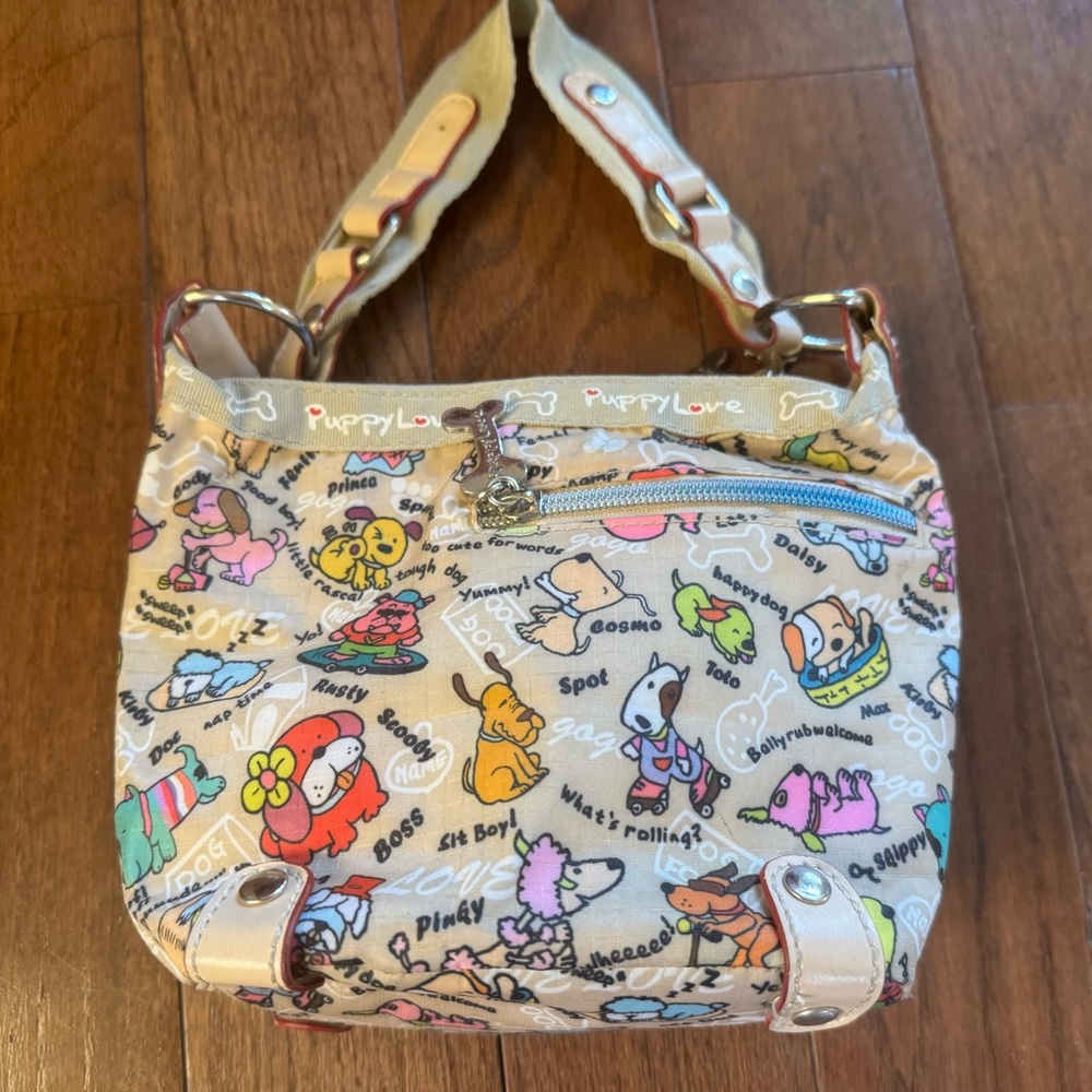 Puppy Love Purse with 2 top zippers and sm side zip.
Cream with bone zip pulls